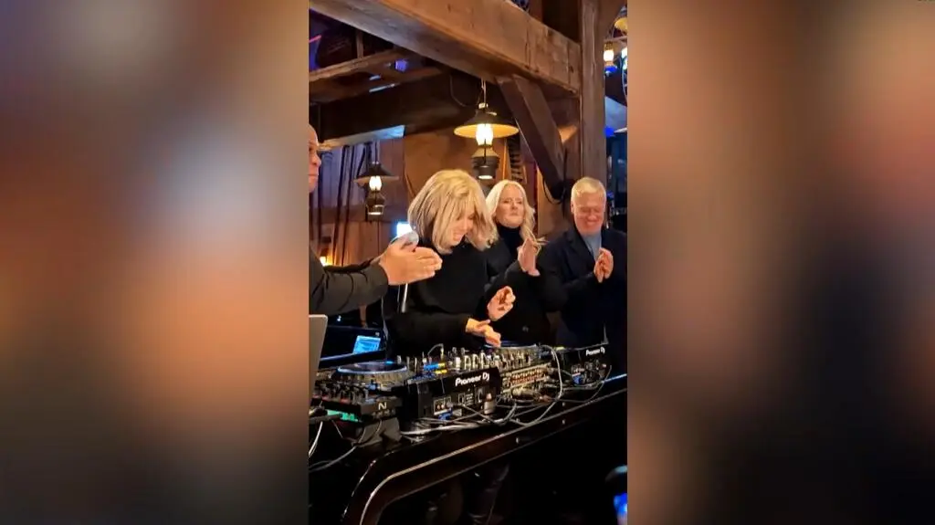 Brigitte Macron za konsoletą