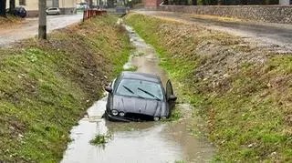 Kierowca jaguara wjechał do rowu w  Bodzanowie