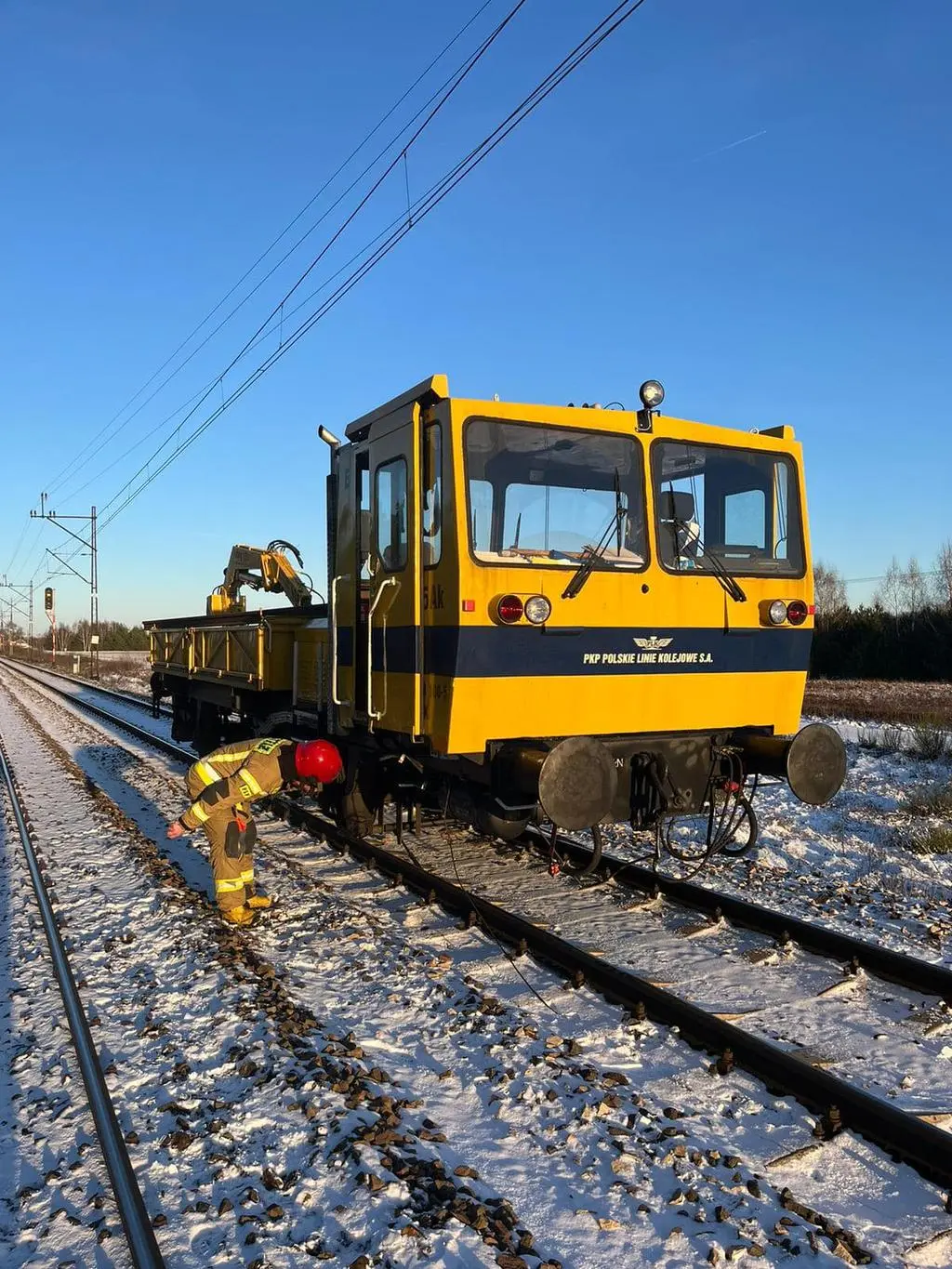 Samochód wjechał pod drezynę