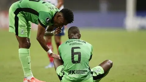 Rozmawiał z kolegą i nagle runął na ziemię