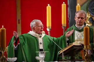 Abp Marek Jędraszewski (z lewej) i ks. Dariusz Raś