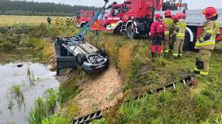 Auto wydobyto ze stawu