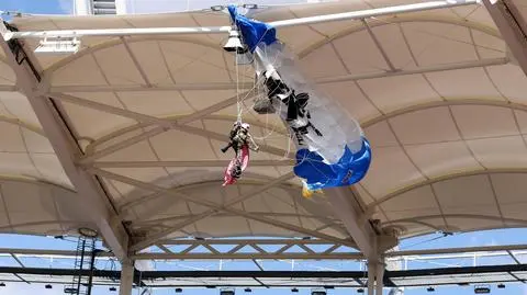 Miał dostarczyć piłkę, zawisł na dachu stadionu. Wielkie zamieszanie, mecz opóźniony