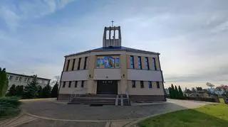 Mieszkańcy wyrzucają śmieci przez płot na cmentarzu. Ksiądz założył kamerę i pokazał ich zdjęcia