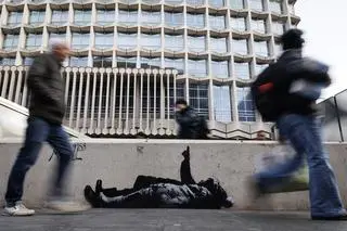 Dzieło Banksy'ego przed Centre Point w Londynie