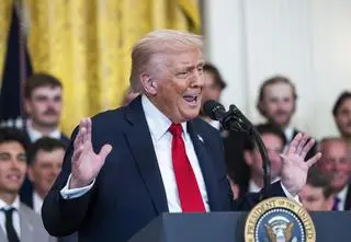 Wokalista protestuje po nagraniu z Trumpem w koronie. "Nie wyobrażam sobie..."