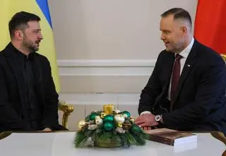 Prezent Nawrockiego dla Zełenskiego. Widoczny na stole