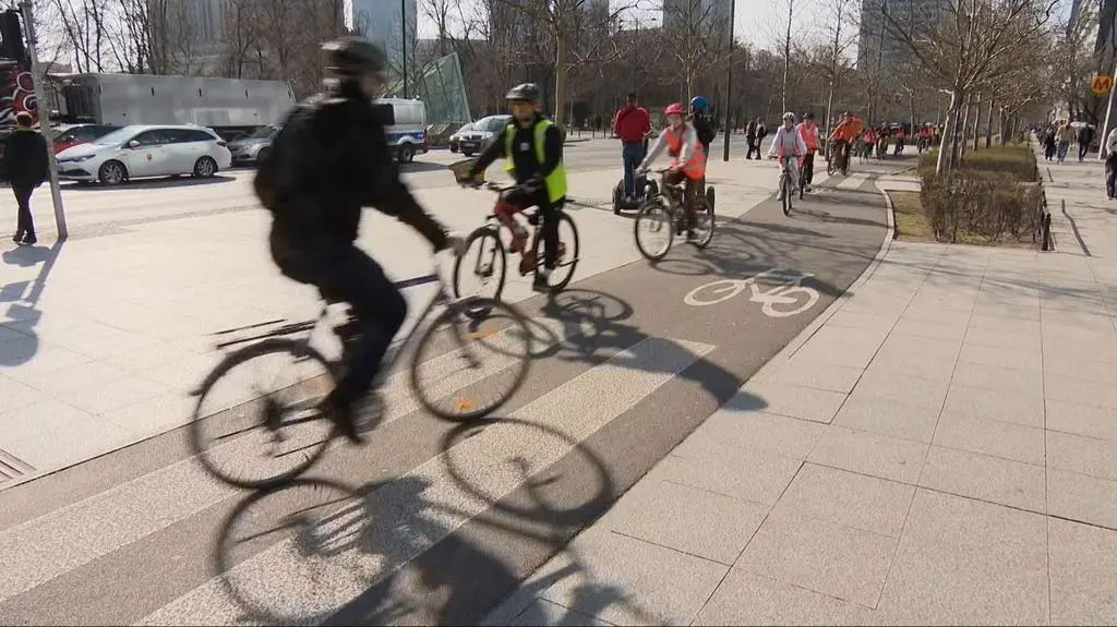 Rowerzyści w kaskach 