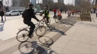 Rowerzyści w kaskach 