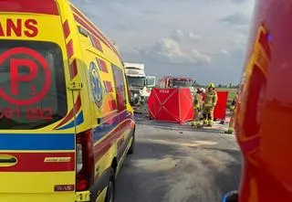 Zjechał na przeciwległy pas, zderzył się z ciężarówką. Nie żyje