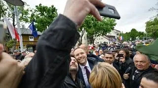 "Ma więcej do ukrycia". To "bomba, która wybucha" pod kampanią Nawrockiego