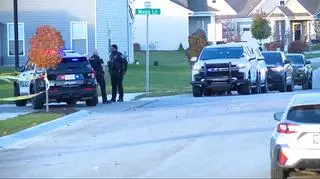 Policja przed posiadłością w Whitestown