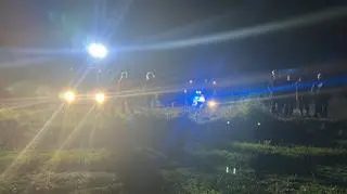 Samochód osobowy wpadł do zbiornika wodnego w Słupie - nocne działania służb