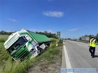 Stracił panowanie nad tirem, zjechał do rowu. Zginął na miejscu