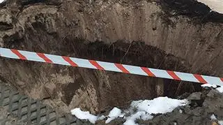 Zapadlisko przy obwodnicy Bolesławia