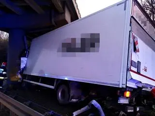 Samochód ciężarowy najechał na filar mostu