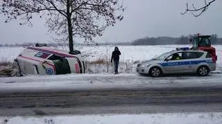 Ambulans wpadł w poślizg i wylądował w rowie 