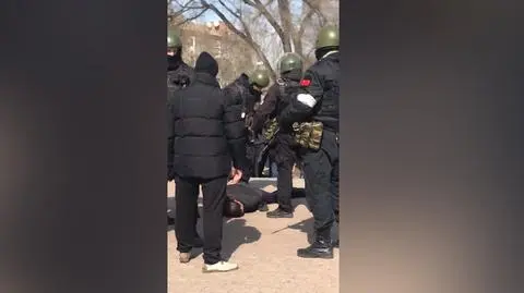 Są zatrzymywani i bici, ale i tak wychodzą na ulice