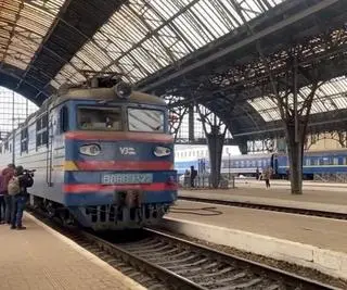 Pociąg pasażerski z Chersonia na stacji we Lwowie 