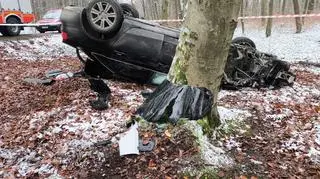 Mężczyzna dachował, dwóch pasażerów uciekło z miejsca wypadku
