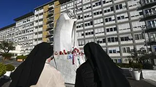 Wierni przed Polikliniką Gemelli