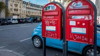 Czerwone skrzynki na listy PostNord w Kopenhadze