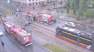 Kierowca wjechał na przystanek i zatrzymał się na torach