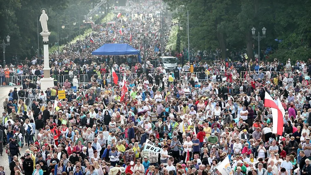 Zapełniają się jasnogórskie błonia