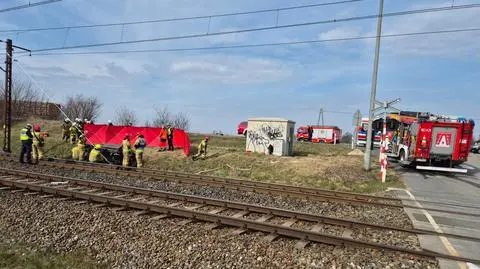 Dwie osoby zginęły po zderzeniu pociągu z samochodem osobowym 