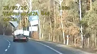 Ładunek spadł z przyczepki na jezdnię. Tuż przed radiowozem