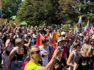 Tęczowy tłum idzie przez Poznań