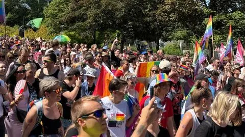 Tęczowy tłum idzie przez Poznań