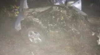 Z impetem uderzył w drzewo