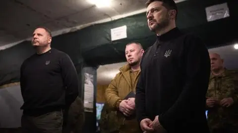Wołodymyr Zełenski (z prawej) w czasie wizyty roboczej w obwodzie sumskim 