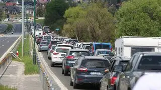 Powroty z majówki. Korki na zakopiance, tłoczno na trasach znad morza