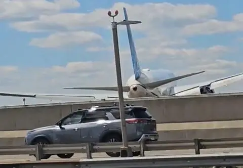 Jechał z dostawą pieczywa. Lądujący Boeing zahaczył go kołem na autostradzie