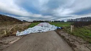 Część odpadów została uprzątnięta. Inne zostały przykryte plandeką 