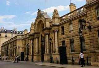 Okradał Macrona z talerzy i filiżanek. "Zaczynało go to przerastać"