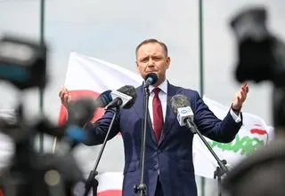 Kłopotliwa przeszłość Nawrockiego. Polityk PiS o "trudnym środowisku"