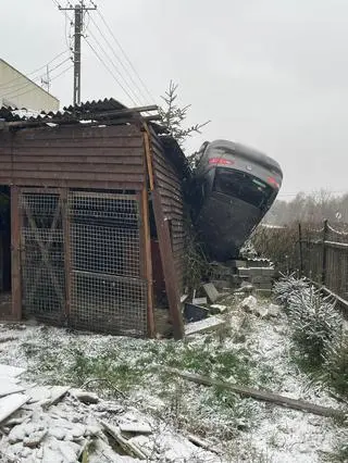 Auto zawisło na szopie 