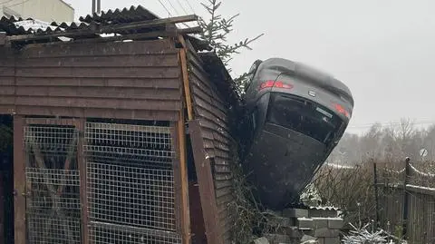 Auto zawisło na szopie 