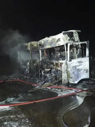 Spłonęły ciężarówki 