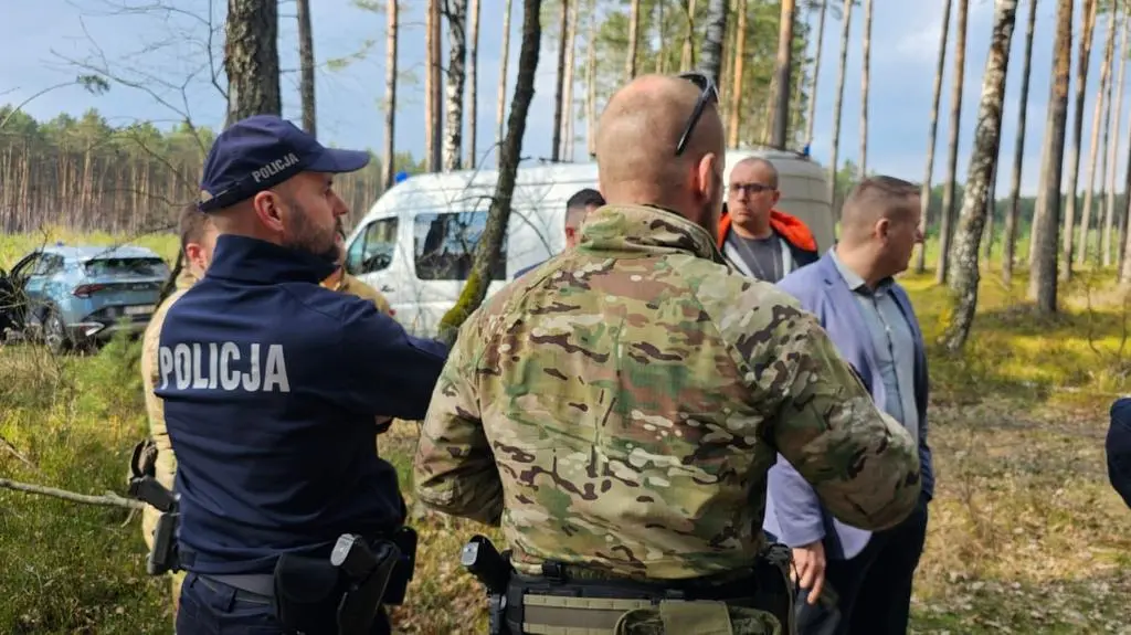 Dron odnaleziony w lesie. Trwają działania służb