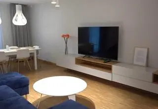 W tym apartamencie Nawrocki "spał na koszt polskiego podatnika". Przedstawia różne wersje
