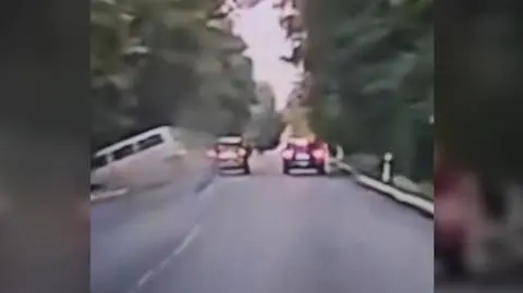Obaj zaczęli wyprzedzać, jeden z nich dachował
