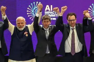 Niezręczna sytuacja - od lewej Narendra Modi, Sam Altman i Dario Amodei