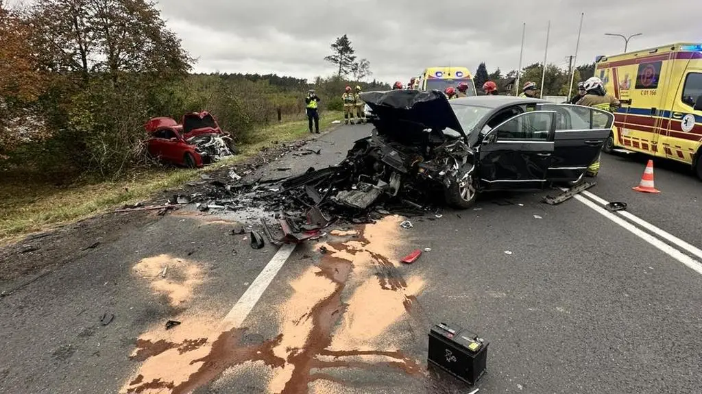 Czołowe zderzenie samochodów na DK 25 