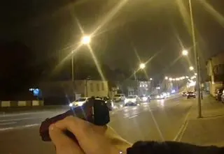 "Rzuć to!" Miała nóż, nie reagowała na polecenia. Tak wyglądało zatrzymanie 