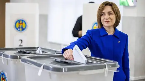 Prezydentka Mołdawii Maia Sandu oddaje swój głos w lokalu wyborczym w Kiszyniowie w Mołdawii