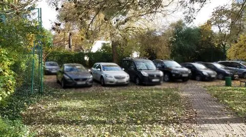 Boisko zamiast do grania służy do parkowania